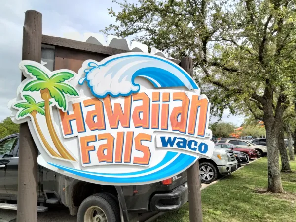 the entrance to Hawaiian Falls Waco